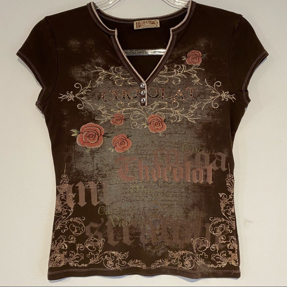 WS Cotton V-neck with rhinestones & buttons. chocolate and roses design 🤎❤️